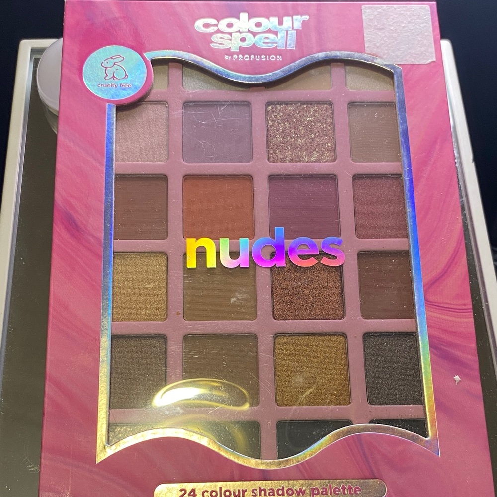 24-Color Eyeshadow Palette - Vibrant Nudes